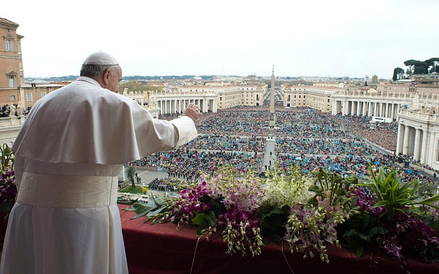 Папа Франциск произносит благословение Урби и Орби в конце пасхальной воскресной мессы на площади Святого Петра в Ватикане (AP)