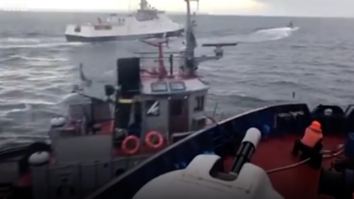 С начала конфликта украинская сторона заявляла, что на захваченных русскими кораблях было 23 человека, тогда как российские медиа со ссылкой на главу Крыма Аксенова писали о 24 задержанных