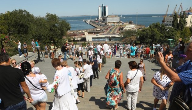 В традиционной массовой акции Вышиванковый цепь, которую ежегодно проводят на Потемкинской лестнице патриотически настроенные одесситы и гости города по случаю Дня Независимости Украины, в этом году приняли участие ровно 1900 участников праздника