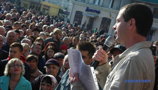 В центре Тернополя более 5000 горожан проводили акцию протеста против повышения стоимости проезда в городских маршрутках и троллейбусах